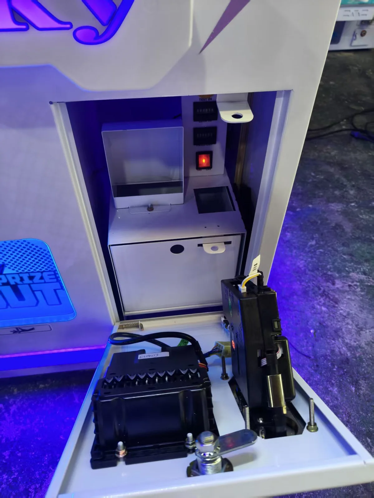 Service compartment inside the 7-second challenge machine