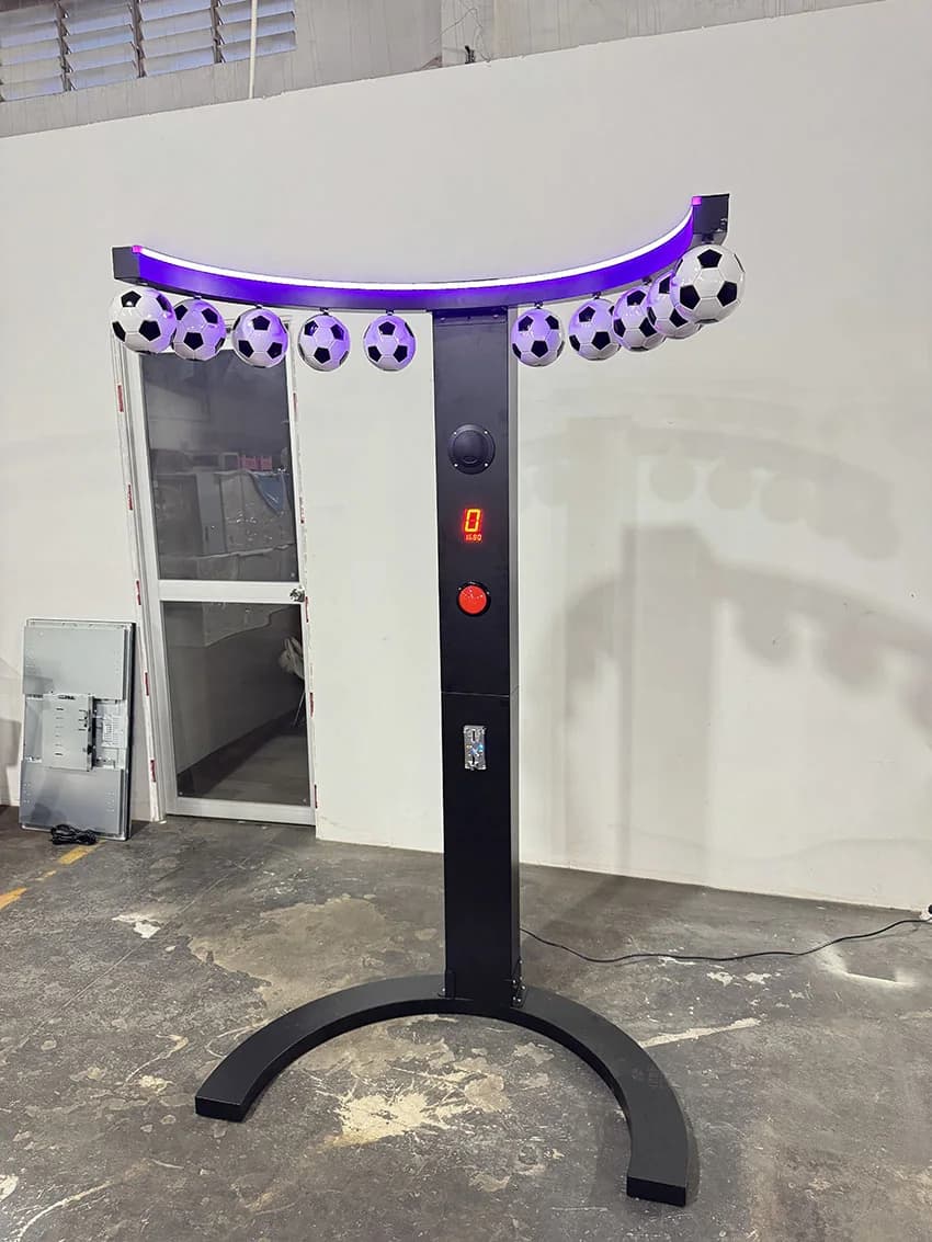 Freestanding quick-reaction hanging ball arcade game